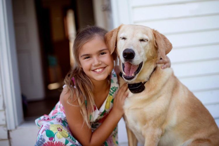 girl-with-happy-dog_t20_ZVogRN